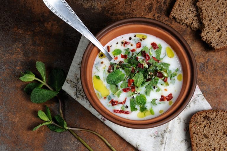 Kalte Joghurt-Gurkensuppe mit Tomaten-Topping und Minze Rezept