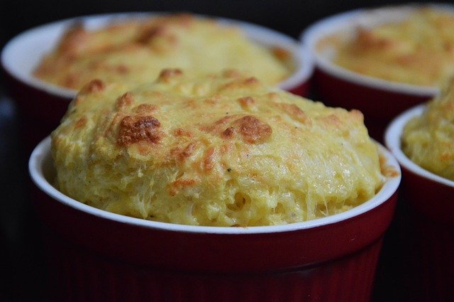 Französisches Soufflé mit Käse überbacken in Förmchen