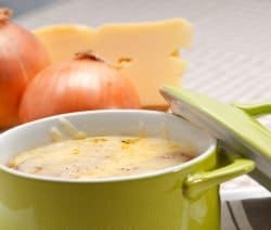 Leckere Käsesuppe mit Kartoffelstroh