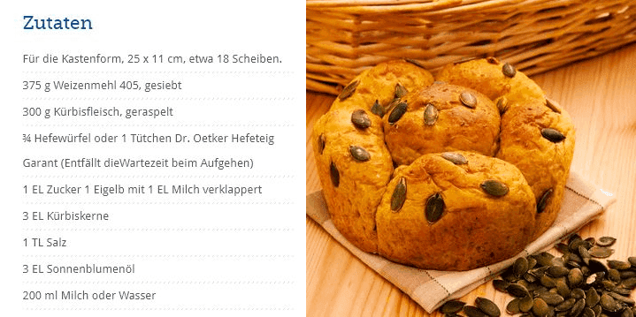 Ein Kürbisbrot mit Kürbiskernen liegt auf einem Tuch, daneben sind Zutaten aufgelistet.