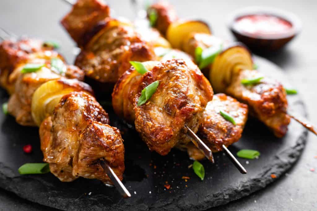 Scharfe Lamm-Tandoori-Spieße mit Joghurt-Minze-Salsa Rezept