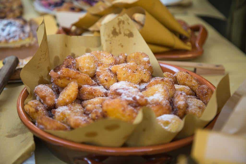 Brandmasse, Schmalzgebäck, leckere frittierte Teigbällchen