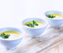 Petersilienwurzelsüppchen mit Kokosmilch