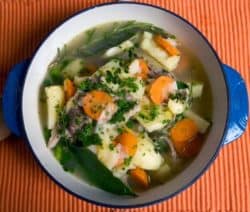 Fertig zubereiteter Slow Food Eintopf