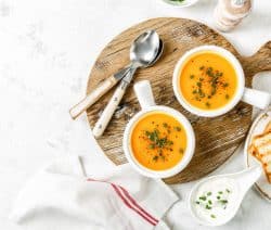 Cremige Orangen-Möhren-Suppe mit Sesam