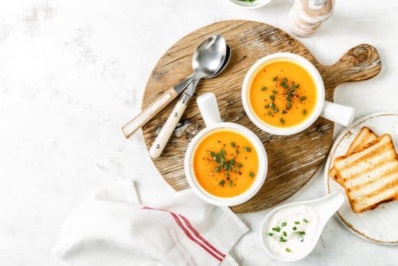 Cremige Orangen-Möhren-Suppe mit Sesam