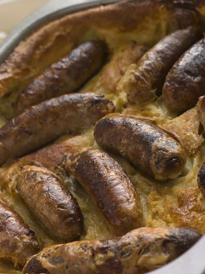 Englischer Wurst-Auflauf "Toad In The Hole" - Yorkshire Pudding mit Würstchen