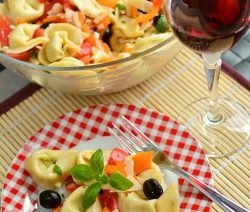 Tortellini-Salat mit Parmesan-Pesto