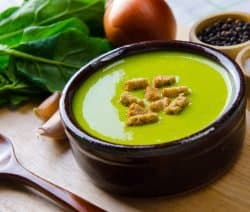 Leichte Zucchini-Cremesuppe mit Schmelzkäse und Basilikum, verfeinert mit Croutons