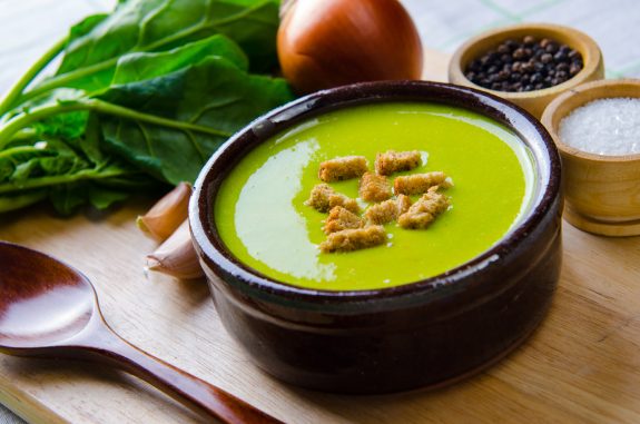 Leichte Zucchini-Cremesuppe mit Schmelzkäse und Basilikum, verfeinert mit Croutons