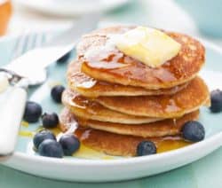 American Pancakes serviert mit Sirup auf einem weissen Teller