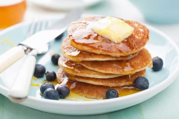 American Pancakes serviert mit Sirup auf einem weissen Teller