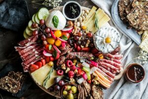 Käseplatte mit Salami, Oliven, Früchten und vielem mehr 