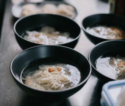 asiatisch-vegetarische Reisnudelsuppe