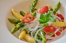 Asiatischer Reisnudelsalat mit Spargel und Rauchlachsröllchen