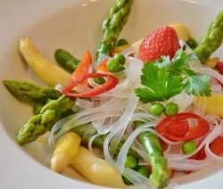 Asiatischer Reisnudelsalat mit Spargel und Rauchlachsröllchen