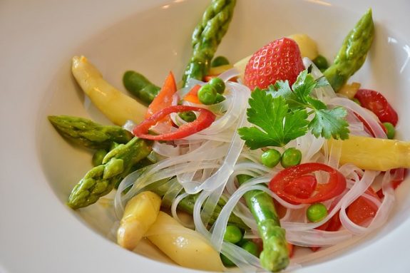 Asiatischer Reisnudelsalat mit Spargel und Rauchlachsröllchen