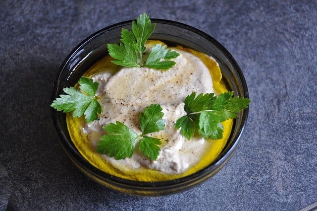 Leckerer Auberginen Dip Baba Ganoush mit Petersilie