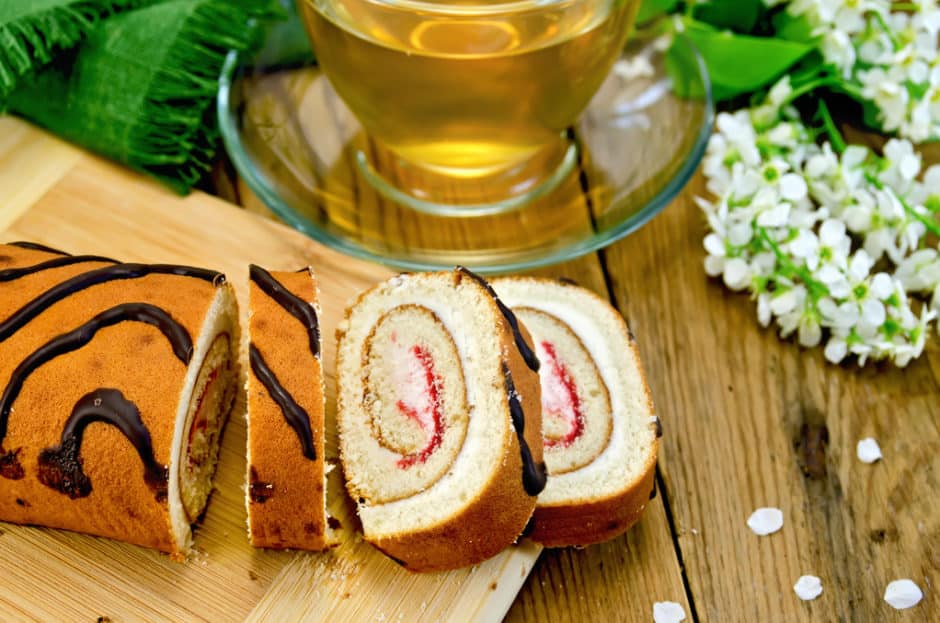 Lübecker Biskuit-Roulade mit weißer Schokolade &amp;Konfitüre Rezept