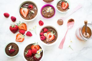 Nachspeise schön anrichten: Soufflé mit Erdbeeren