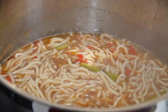 Chow Mai Nudeln im Topf