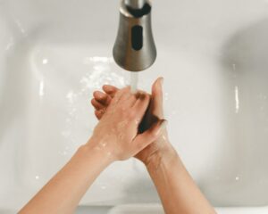 Küchenhygiene: Händewaschen an Waschbecken 