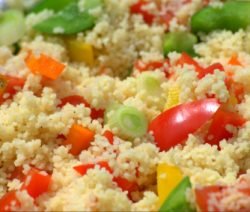 Leckerer Couscous Salat mit Tomaten und Feta