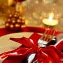 Weihnachtsdeko mit roter Schleife