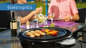 Elektrogrill auf Tisch mit Garnelen und Gemüse, zwei Personen im Hintergrund beim Essen, Weinflasche daneben.