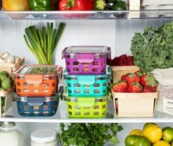 Kühlschrank richtig einräumen: Dosen, Obst und Gemüse ordentlich in Kühlschrank sortiert