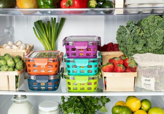 Kühlschrank richtig einräumen: Dosen, Obst und Gemüse ordentlich in Kühlschrank sortiert