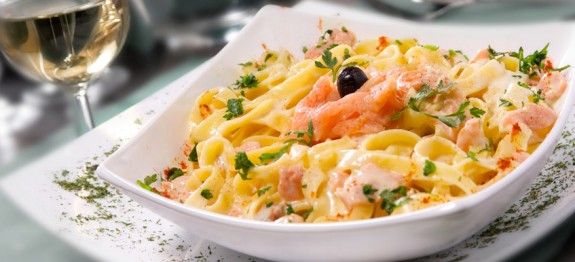 Geling-Rezept für Pasta mit Räucherlachs und Weißweinsoße