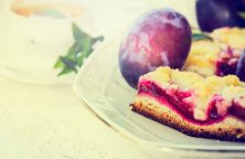 Friesischer Pflaumenkuchen vom Blech mit Pflaumenmus und saurer Sahne