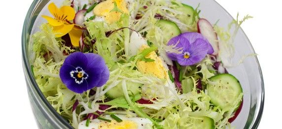 Salat mit essbaren Blüten