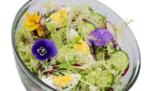 Salat mit essbaren Blüten