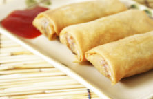 Leckere, asiatische Frühlingsrollen mit Hackfleisch