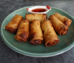 Leckere, asiatische Frühlingsrollen mit Sweet-Chili-Sauce