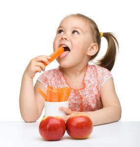 Das kleine Schulmädchen ist im Schulalltag mit gesunden Pausensnacks versorgt