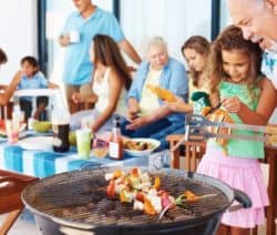 Familie beim Grillen