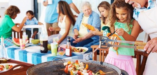 Familie beim Grillen