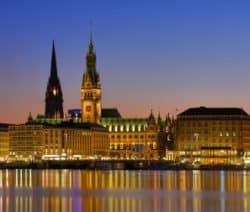 Hamburgs Innenalster bei Nacht