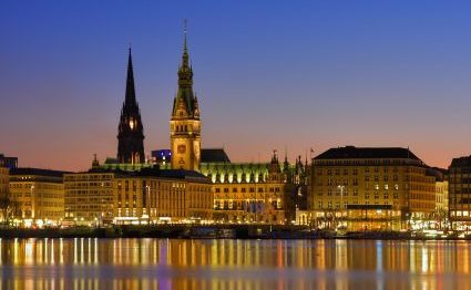 Hamburgs Innenalster bei Nacht