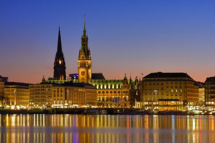 Hamburgs Innenalster bei Nacht