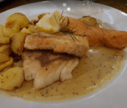 Hamburger Pannfisch mit Senfsose und Bratkartoffeln