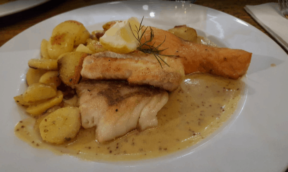 Hamburger Pannfisch mit Senfsose und Bratkartoffeln