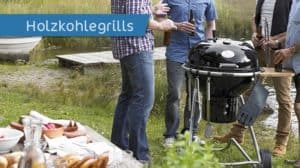 Gruppe von Menschen grillt mit einem Holzkohlegrill im Freien, Tisch mit Essen im Vordergrund.
