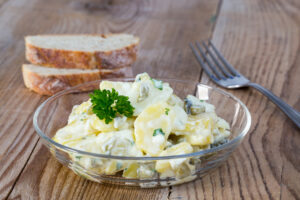 Kartoffelsalat mit Brot