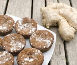 Nahaufnahme eines Tellers mit Ingwerplätzchen und einer Ingwerknolle