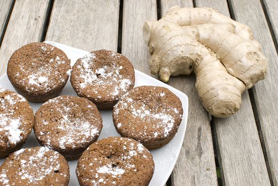 Nahaufnahme eines Tellers mit Ingwerplätzchen und einer Ingwerknolle