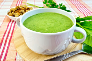 Gerichte schön anrichten: Suppe in kleiner Tasse